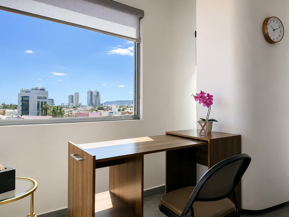 Escritorio con vista a Mazatlán, consultorio Hospital Sharp Escritorio con vista panorámica a Mazatlán en el consultorio del Hospital Sharp